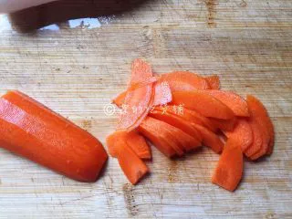 素炒山药 春的山药 清脆又爽口,胡萝卜刨去外皮后，也是斜刀切片。