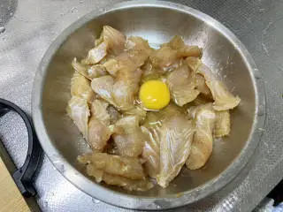 椒香鱼块➕椒香风味龙利鱼块,加入一个鸡蛋或一个蛋清，抓拌均匀