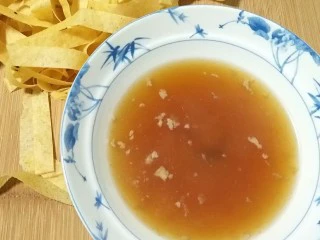 嘎巴菜――天津传统小吃,卤汁煮好盛在碗中。