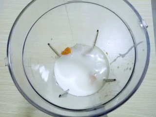 #冬喝暖饮夏吃冰#健康低卡-芒果酸奶昔,再加入自制酸奶。(如果没有自制酸奶的话,买浓稠的老酸奶也可以)