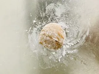 脏脏珍珠奶茶,将木薯糊倒在案板上，再将剩余的100木薯粉一点一点的全部揉进面团。