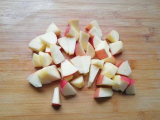 百变水果 苹果香橙银耳羹,苹果洗干净去核切成小块。