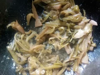 酸香风味鱼头锅,大火炒香青菜丝。