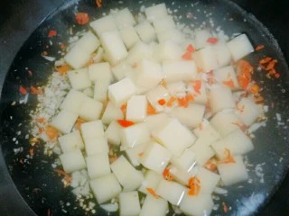 特色小吃米豆腐,水开后放入米豆腐