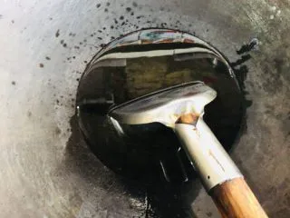 客家小吃:蒜苗粿(葫粄)➕菜头粄,锅内放适量油,要稍微多一些,晒干的蒜苗比较吃油