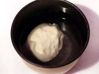 陕西小吃—凉皮,醒发好的面团开始洗面,盆中倒入适量水淹过面团,我只用了150克的高粉,洗俩次面即可。