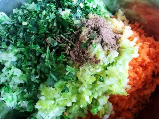 酥炸萝卜丝丸,胡萝卜、萝卜、葱、姜、香菜放入容器中再放入五香粉、油、盐、味精