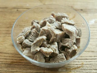 电饭煲版咖喱牛腩,捞出来后用冷水冲洗干净备用。