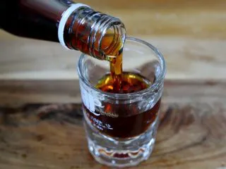 英式水果鸡尾酒Pimm's,4.然后量取30毫升的Pimm’s NO.1。