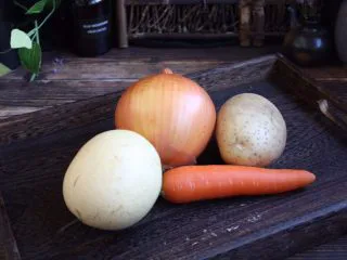 百变水果 新奥尔良风味雪梨烤鸡,烤鸡时需要准备雪梨、洋葱、胡萝卜、土豆。