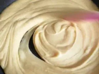 消暑小吃——绿豆糕,由于自己带娃有两步忘记拍照片了——去皮绿豆上锅蒸熟；然后用料理机打成泥；不粘锅内放入油类再倒入绿豆泥进行翻炒也就是搅拌（注：全程小火不断进行搅拌）