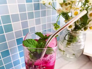 火龙果薄荷气泡水,插上吸管,我们的这一份火龙果薄荷气泡水就完成了,是不是很简单啊