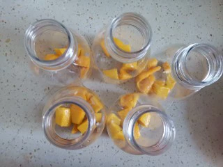 夏日甜品杨枝甘露,然后开始组装瓶子里放一层芒果丁