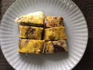 街头风味东北烤冷面,装入盘中