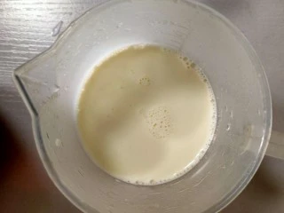 在家也可以制作奶茶,纯牛奶称出100g 