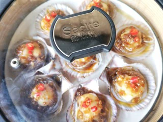 蒜蓉粉丝蒸扇贝,上锅隔水大火加盖蒸5-8分钟即可。