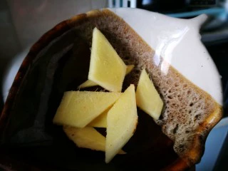 无法拒绝的下饭菜～回锅肉,生姜切片