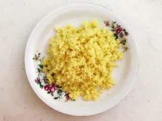 百搭风味辣椒酱,把鲜姜切成姜末