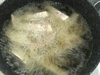 潮汕甜点简单做,反沙芋头,炸到芋头浮起。判断芋头有没炸熟,也可以用筷子夹一根起来,能容易夹断的,一般都熟了。