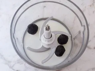 芝麻酸奶水果冻,加入牛奶