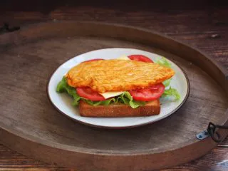 冬阴功风味蒸烤鸡胸佐时蔬配吐司切片,放上我最期待最想品尝的太阳谷冬阴功风味的蒸烤鸡胸肉。