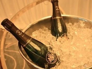 石榴气泡鸡尾酒,提前准备好香槟或其他起泡酒冰镇