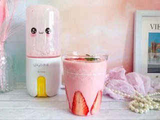 粉嫩少女心～草莓酸奶昔,健康，美味，高颜值，喜欢吗？喜欢的话就赶紧做起来吧！