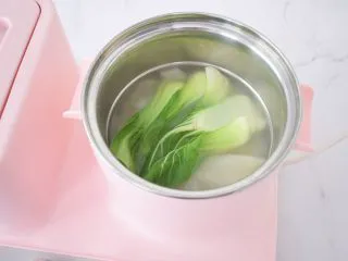 饺子皮油泼面,锅中烧开水，放入饺子皮和青菜煮熟