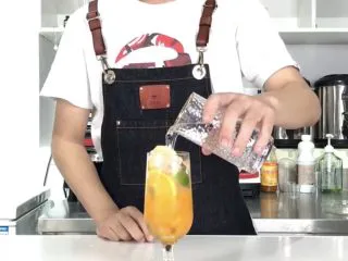 无酒精鸡尾酒，让你轻松尬过战斗民族！,沿冰块倒入气泡水