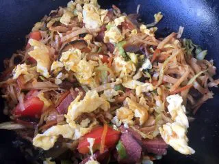 天津特色小吃 蔬菜烩饼,将其翻炒均匀。