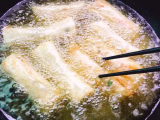 福州特色小吃+炸春卷,用筷子翻面
