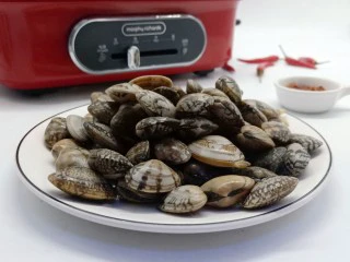 ㊙完爆街边小吃的《辣炒花蛤》,买来的花蛤首先要用清水泡段时间、让花蛤们吐吐沙子（水里放些盐加食用油）