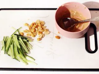 陕西小吃—凉皮,将黄瓜切细丝,芝麻酱用开水搅散。