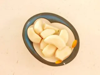 超级下饭菜 油焖尖椒,把蒜瓣清洗干净