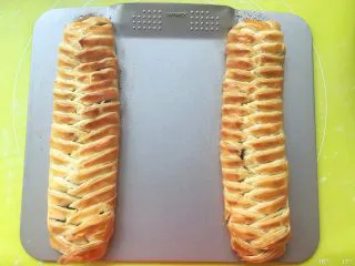 意式红烩牛柳酥,入烤箱烤20分钟,表面上色即可,烘烤的时候会有一点油流出,不用担心,那是牛柳中多余的油流出来啦