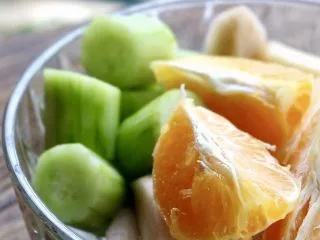 三色冰水果汁,橙子剥去外皮，切块