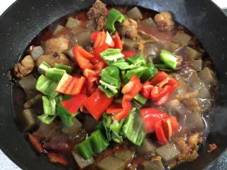 超过瘾的啤酒魔芋炖鸡,最后倒入青红椒翻炒几下即可出锅