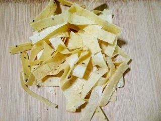 嘎巴菜――天津传统小吃,绿豆煎饼切柳叶宽。