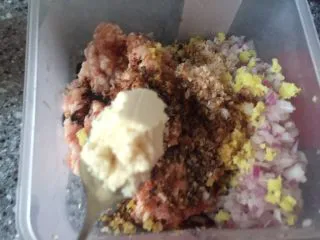 乡味~重庆小吃红油抄手,放入鸡粉。