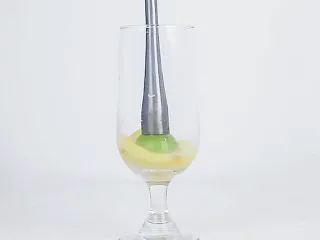 爱上这个夏天，微醺让你温暖而美丽！,用调酒压棒捣碎