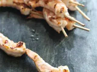 越南风味羽衣甘蓝大虾色拉,大火加热炭火烤架或烤盘。大虾 上撒海盐 ( 适量) 调味。等烤盘变得很热后,放入大虾,至虾肉变成粉色,且两面微焦,大约需要1分钟。烤好后放在盘子上备用。