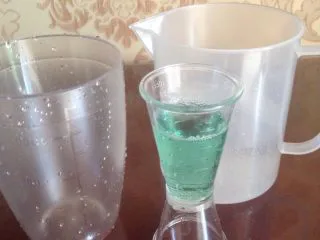 蓝色七喜饮品,酒，60盎司，这个盎司杯两杯。