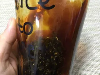 好看又好喝的网红脏脏茶，一定要试试的饮品！,舀一勺黑糖糖浆沿杯壁缓缓淋上。