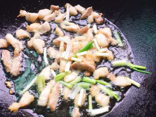 福州特色小吃+炸春卷,加入葱白爆香