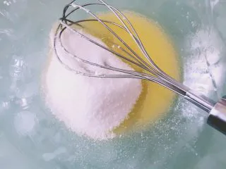 韩国街边快手小吃—鸡蛋面包,黄油融化加入细砂糖搅拌均匀