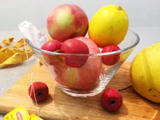 水果茶在家轻松做,把所有水果用盐把果皮搓洗干净，这步非常关键，很多水果都打了果蜡。