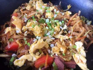 天津特色小吃 蔬菜烩饼,最后撒些小香葱葱花即可。