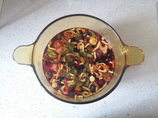 夏季消暑饮品—冰镇酸梅汤,倒入清水浸泡一个小时