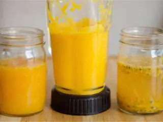 夏威夷风情果汁,熟透的芒果 去皮，切成小块，放在搅拌机中打成顺滑的芒果汁。