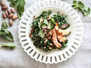 越南风味羽衣甘蓝大虾色拉,把色拉分成四份,放上大虾,撒烤杏仁 装饰。做好后立即食用,享受美味!